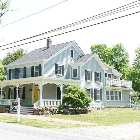 Heritage Trail Farmhouse Hotel New Hampton Exterior photo